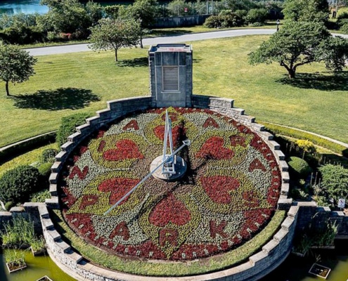 Floral clock visit during Niagara Falls tour from Toronto